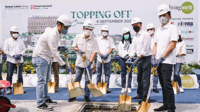 Prosesi topping off atau penutupan atap mall  yang dilakukan oleh Sugiyanto Wibawa (Direktur Utama PT Sahabat Kota Wisata dan Herry Hendarta (Wakil Direktur Utama PT Sahabat Kota Wisata.