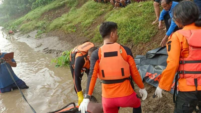Basarnas Bandung evakuasi pelajar yang tenggelam di Sungai Citarum.