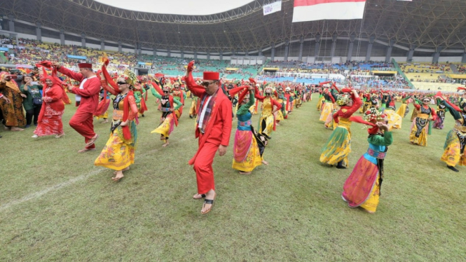 Ridwan Kamil menari bersama 3.000 penari Ronggeng.