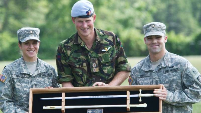 Pangeran Harry menerima pedang prajurit saat pelatihan singkat di West Point, AS