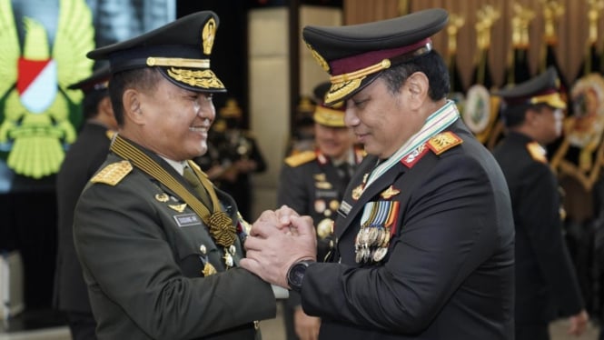 ksad-jenderal-tni-dudung-dapat-bintang-bhayangkara-utama-dari-kapolri