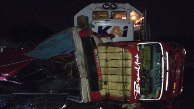 Truk pengangkut pupuk tertabrak Kereta Api di Cilacap Jawa Tengah