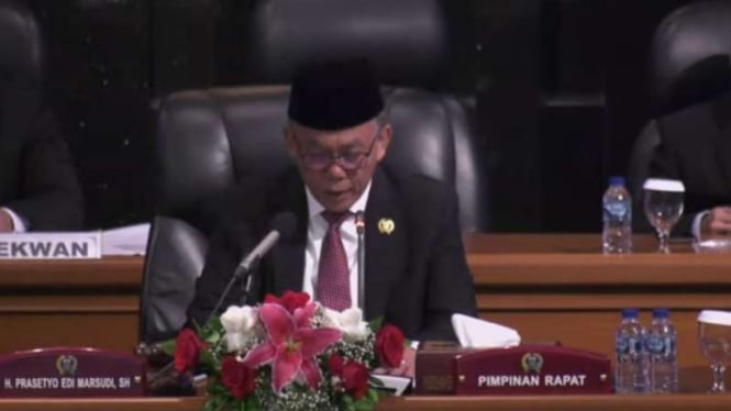 Ketua DPRD DKI Jakarta Prasetyo Edi Marsudi saat memimpin rapat paripurna 