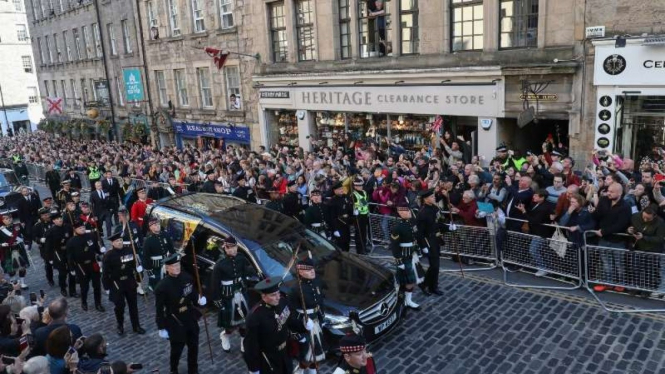 Prosesi pawai peti jenazah Ratu Elizabeth menuju St Giles' Cathedral di Edinburg