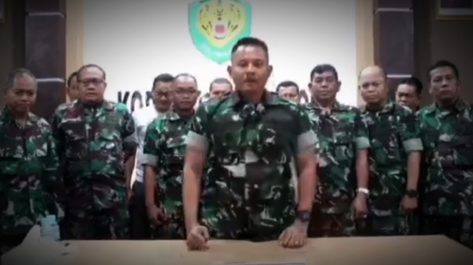 Video Perwira TNI gebrak meja di Effendi Simbolone