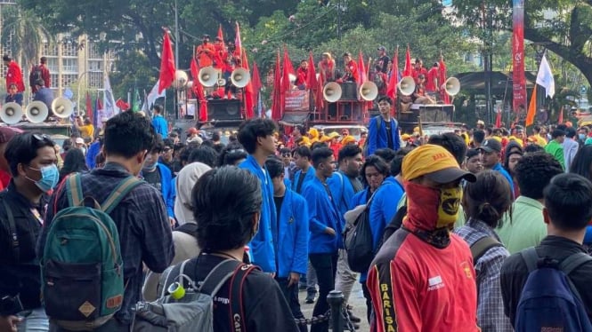 Buruh dan mahasiswa gelar demo di Jakarta