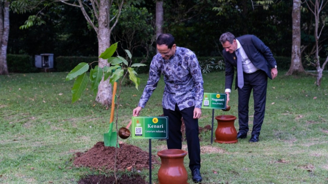 Nadiem Makarim when plants dozens of tree seeds