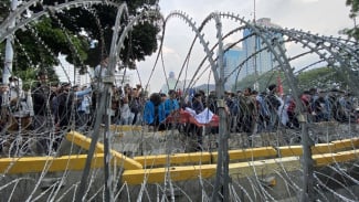 Ribuan Personel Gabungan Kawal Demo Honorer dan Dosen di DPR Hingga Patung Kuda