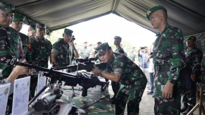 VIVA Militer: KSAD Jenderal TNI Dudung cek senjata Satgas Pamtas RI-PNG