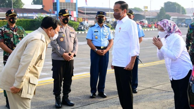 Presiden Jokowi dan Menhan Prabowo Subianto bersama Ibu Negara Iriana