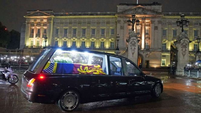 Mobil yang mambawa peti jenazah Ratu Elizabeth tiba di Istana Buckingham