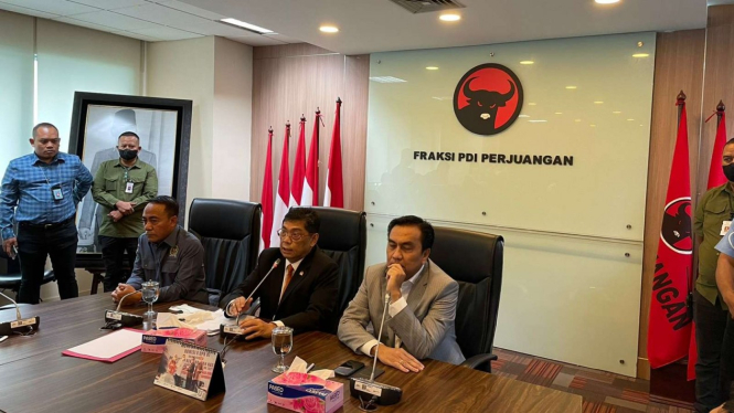 Ketua Fraksi PDIP Utut Adiyanto bersama anggota fraksi Effendi Simbolon