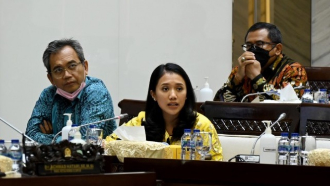 Anggota Komisi XI DPR RI Puteri Anetta Komarudin saat menghadiri RDP Komisi XI DPR bersama Direktorat Jenderal Kekayaan Negara dan PT Semen Indonesia, di Gedung DPR. 