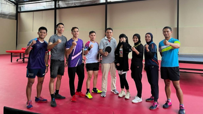 Owner Manggung Table Tennis Center M Reza Pahlevi (tengah) bersama artis Dinar Candy dan pelatih tenis meja nasional Yon Mardiono saat mencoba lapangan tenis meja