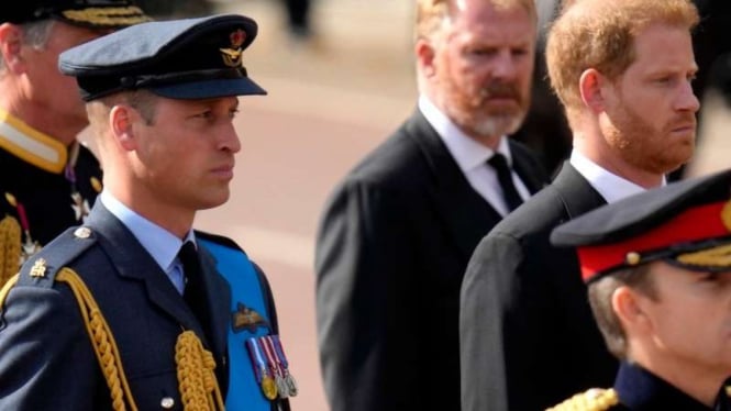 Pangeran William (kiri) dan Pangeran Harry (kanan) di prosesi pemakaman Ratu