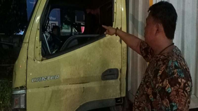 Truk yang dilempar batu oleh JI lantaran kesal diklakson.