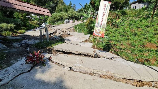 Tanah bergerak di Bojong Koneng bikin jalan rusak.