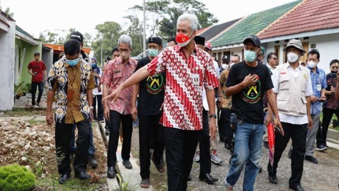 Gubernur Jawa Tengah Ganjar Pranowo (batik merah)