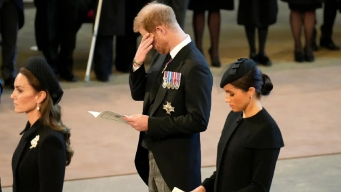 Pangeran Harry menangis saat prosesi pemakaman Ratu Elizabeth II.