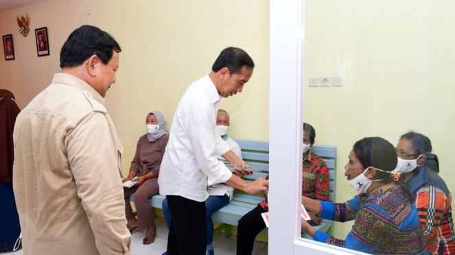 Presiden Jokowi bersama Menhan Prabowo membagikan BLT BMM di Maluku