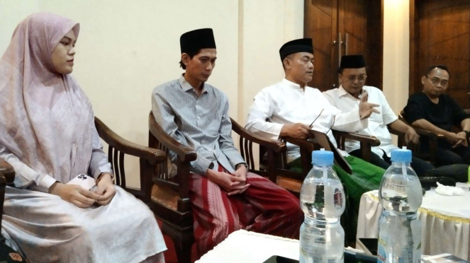 Eko Kuntadhi saat bertemu Ning Imaz dan pihak Pesantren Lirboyo di Kota Kediri.