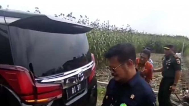 Iring-iringan rombongan mobil Mentan Syahrul kecelakaan.