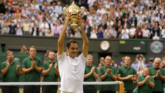 Roger Federer saat memenangkan Wimbledon 2017