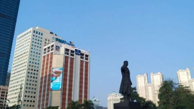 Patung Jenderal Sudirman dengan latar langit biru di Jakarta.