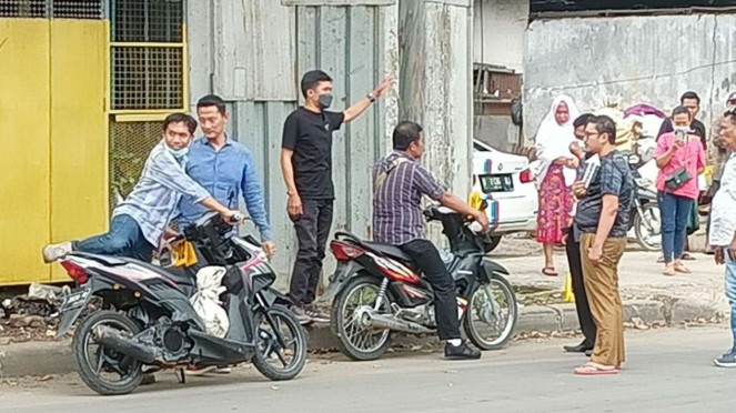Petugas melakukan cek TKP penembakan di Oleg Balaraja, Tangerang. Petugas melakukan cek TKP penembakan di Oleg Balaraja, Tangerang.