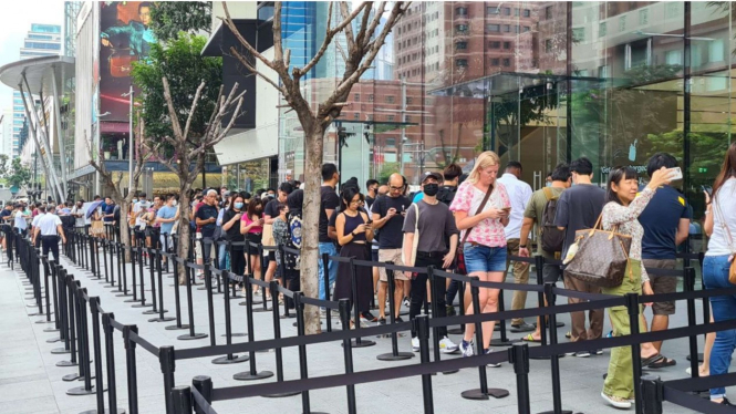 Antrean calon pembeli iPhone 14 di Singapura.