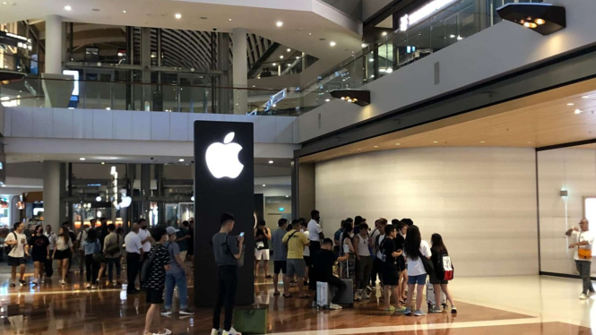 antrean calon pembeli iPhone 14 di Marina Bay Sands, Singapura.