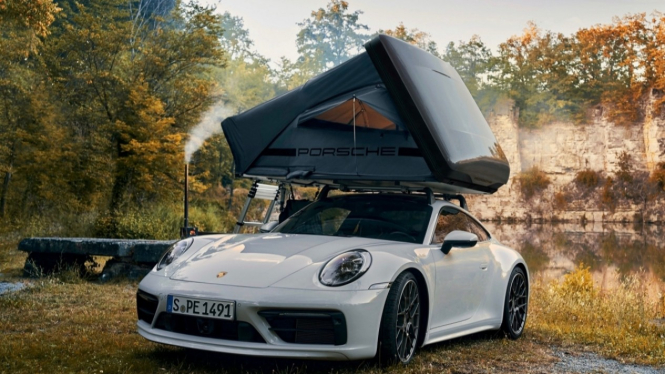 Peralatan Porsche berupa Tenda yang dipasangkan model 911.