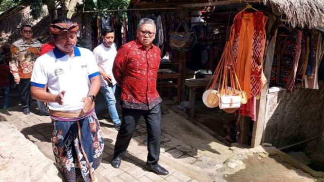 Sekjen PDIP Hasto Kristiyanto berkunjung ke Desa Sade, Lombok, NTB