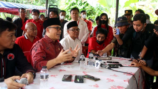 Menteri PAN-RB Abdullah Azwar Anas dan Adian Napitupulu Saat Pengobatan Gratis di Kabupaten Bogor