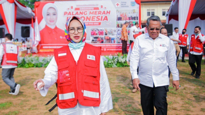 Wali Kota Tangsel Benyamin Davnie didampingi Sekretaris Daerah Bambang Noertjahjo menghadiri HUT ke- 77 PMI. 