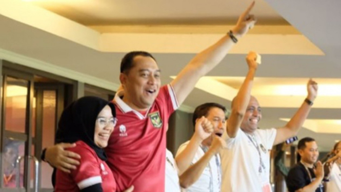 Wali Kota Surabaya, Eri Cahyadi saat nonton Timnas Indonesia U-20 vs Hong Kong