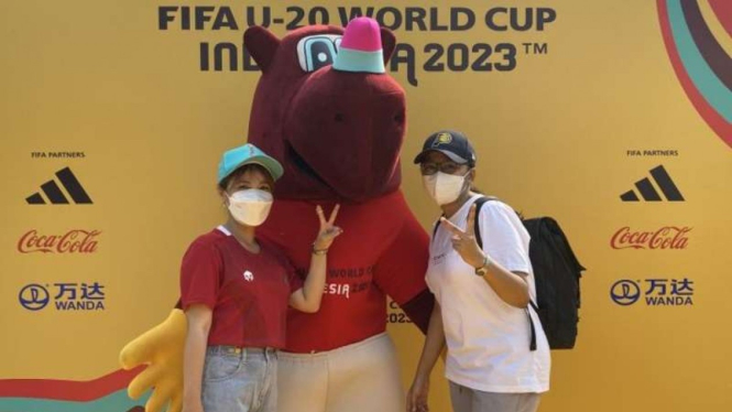 Sejumlah warga berpose bersama maskot Piala Dunia U-20 2023
