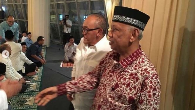 Aburizal Bakrie bersama Azyumardi Azra semasa hidup