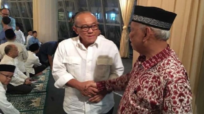 Aburizal Bakrie bersama Azyumardi Azra semasa hidup