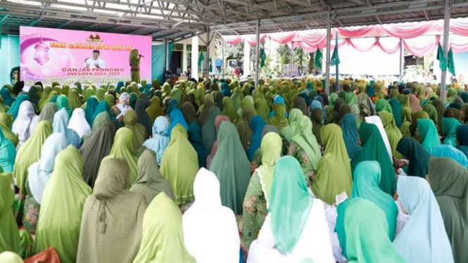 Relawan Mak Ganjar dan Muslimat Nahdlatul Ulama (NU) menggelar doa bersama