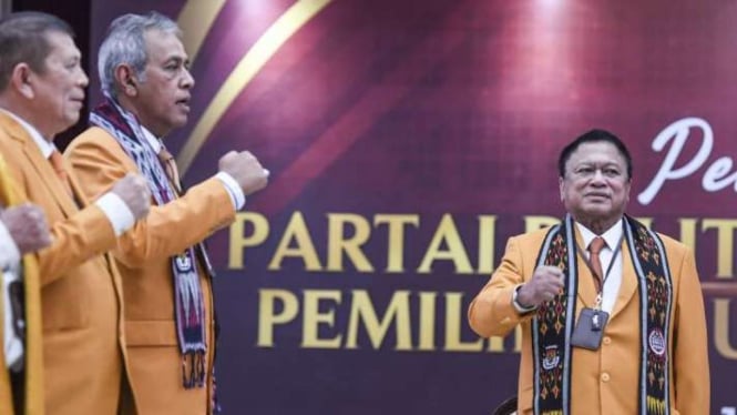 Ketua Umum Partai Hanura Oesman Sapta Odang (kanan) menyanyikan mars partainya bersama para pengurus saat akan melakukan Pendaftaran Partai Politik Calon Peserta Pemilu tahun 2024 di Gedung KPU, Jakarta, Senin, 8 Agustus 2022.