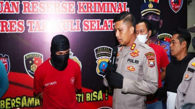 Polisi menangkap mahasiswa yang memamerkan alat kelamin ke bocah