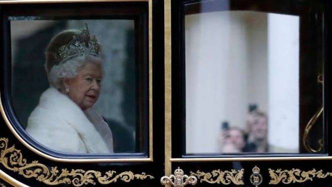 Ratu Elizabeth II berada di kereta kehormatan