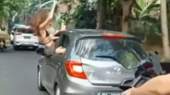 Bule di Bali Lakukan Aksi Berbahaya di Jalan Raya