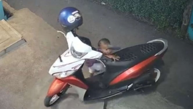 Anak kecil tertimpa motor