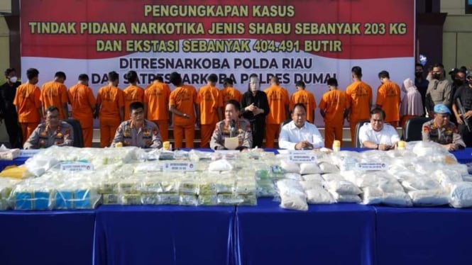 Polda Riau mengungkap kasus narkoba dengan barang bukti ratusan kilogram sabu