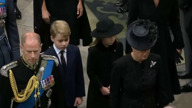 Pangeran George dan Putri Charlotte di pemakaman Ratu Elizabeth II