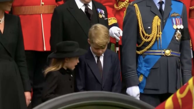 El príncipe George y la princesa Charlotte en el funeral de la reina Isabel II