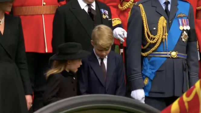 Pangeran George dan Putri Charlotte di pemakaman Ratu Elizabeth II