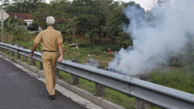 Gubernur Jawa Tengah, Ganjar Pranowo matikan asap di Tol.